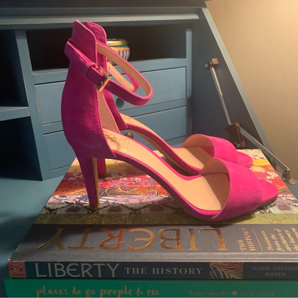 VINCE CAMUTO SUEDE SANDALS - Picture 2 of 4